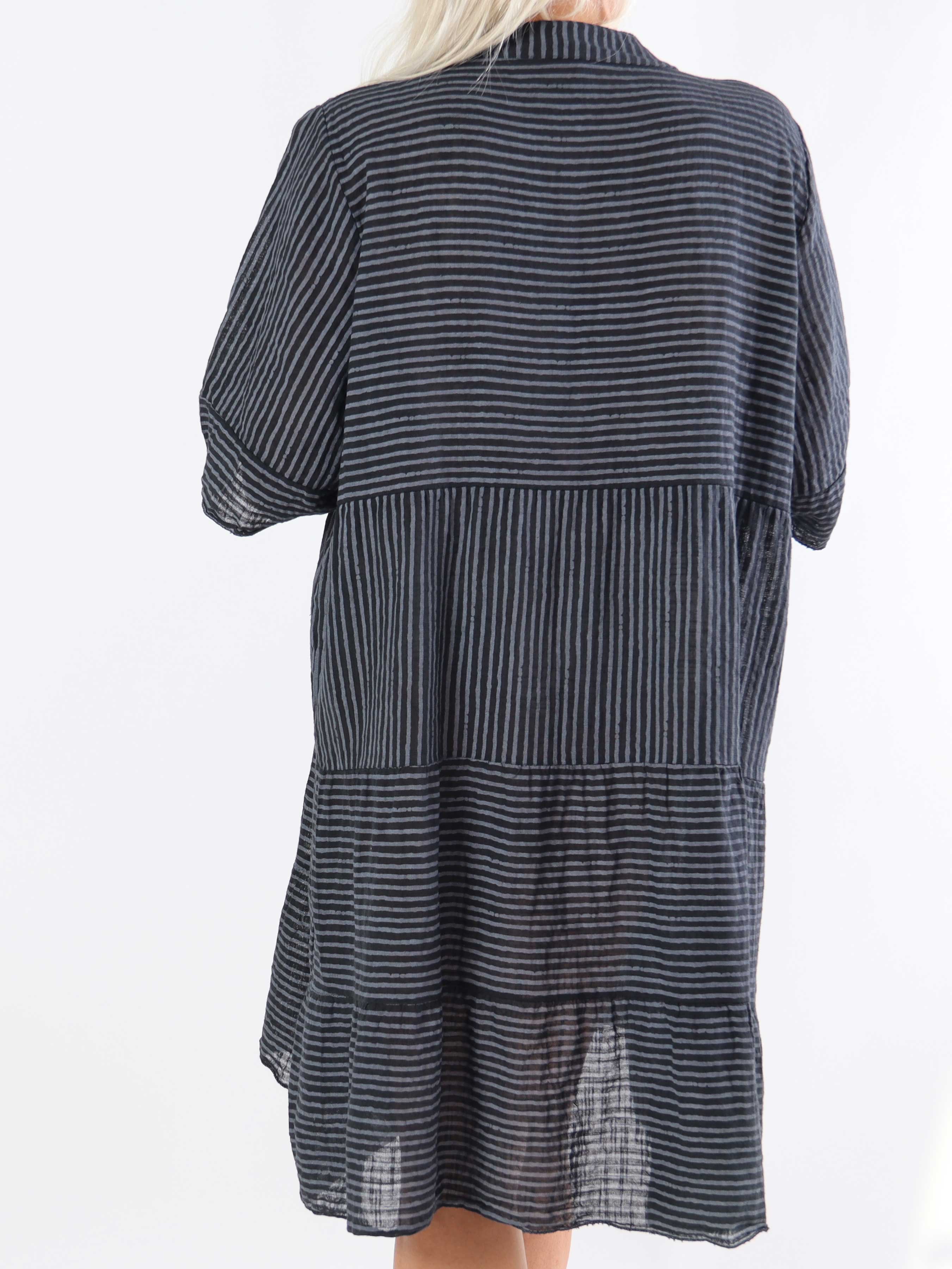 Jenni - Söt randig bomullsklänning i plus size i linne-liknande tyg